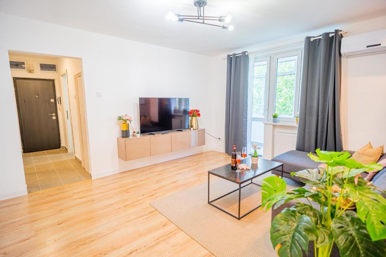 בוקרשט Spacious Newly Renovated 2Br Apartments With Balcony מראה חיצוני תמונה