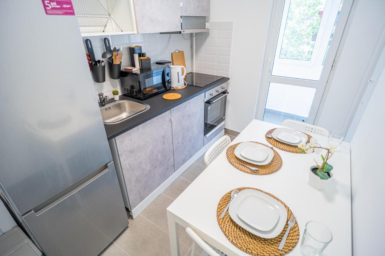 בוקרשט Spacious Newly Renovated 2Br Apartments With Balcony מראה חיצוני תמונה
