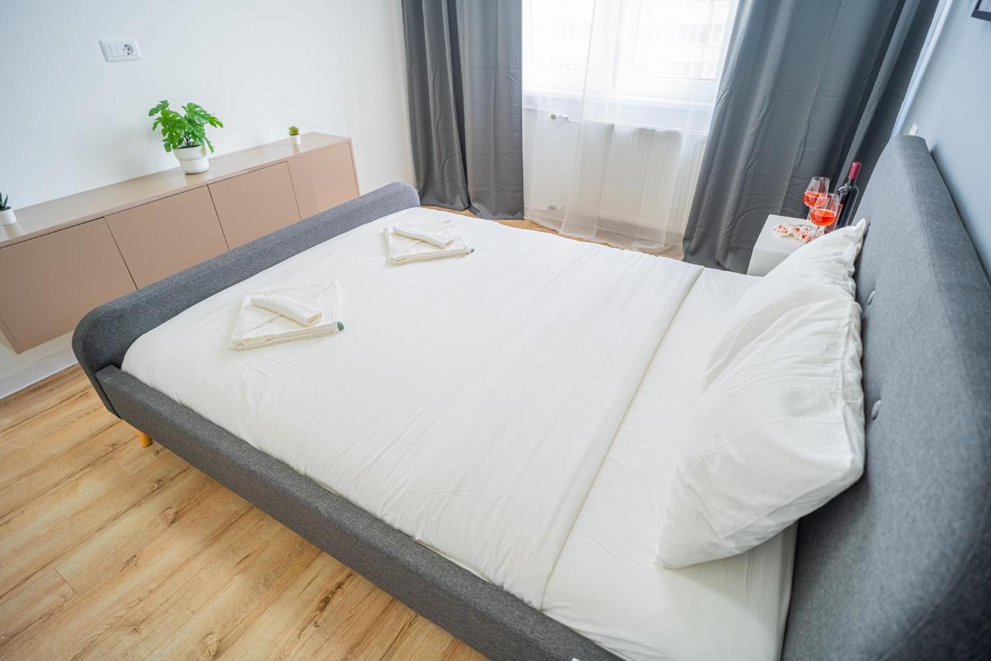 בוקרשט Spacious Newly Renovated 2Br Apartments With Balcony מראה חיצוני תמונה