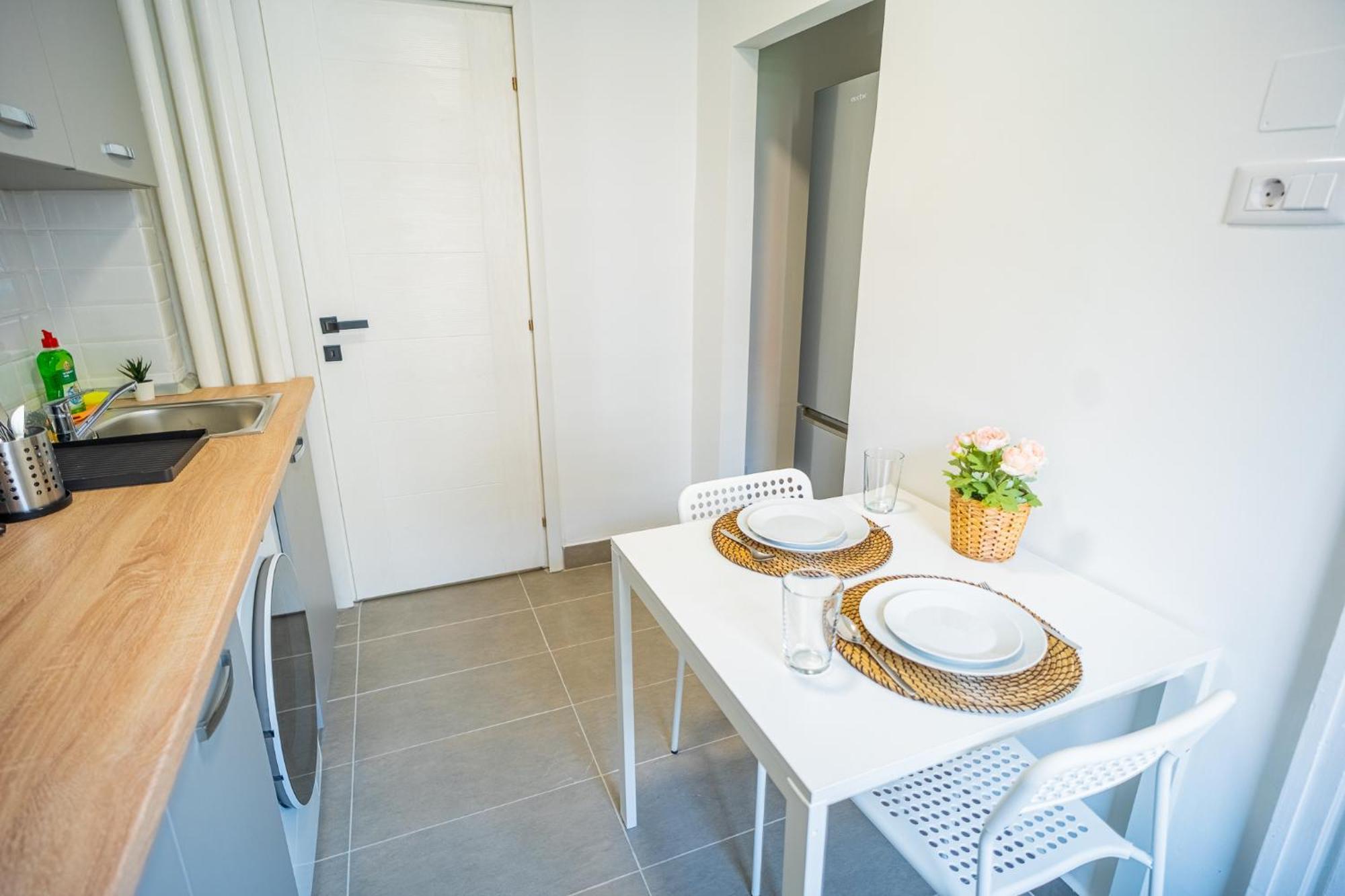 בוקרשט Spacious Newly Renovated 2Br Apartments With Balcony מראה חיצוני תמונה